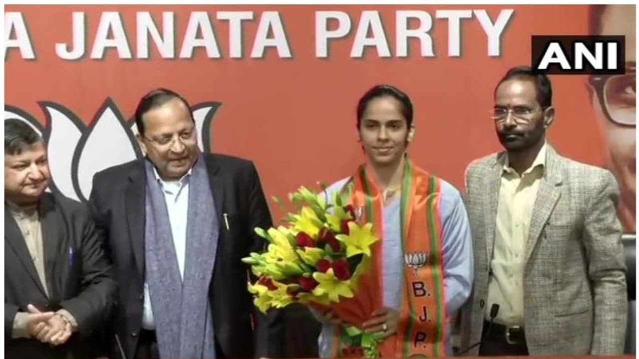 രാഷ്ട്രീയ കോർട്ടിൽ കാൽ വച്ച് സൈന നെഹ്വാൾ; താരം ബിജെപിയിൽ ചേർന്നു രാഷ്ട്രീയ കോർട്ടിൽ കാൽ വച്ച് സൈന നെഹ്വാൾ; താരം ബിജെപിയിൽ ചേർന്നു