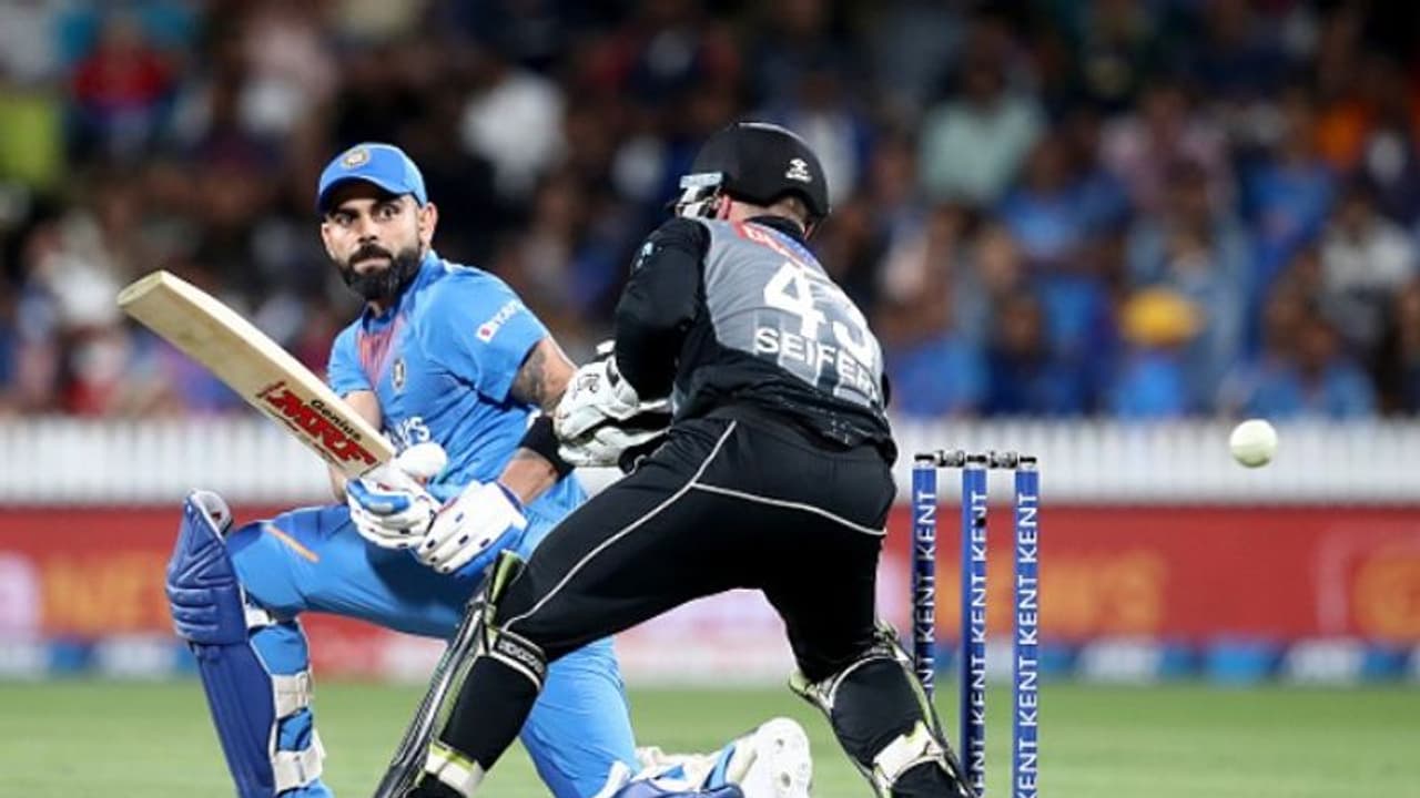 కివీస్ వర్సెస్ ఇండియా: ధోనీని దాటేసిన కెప్టెన్ విరాట్ కోహ్లీ కివీస్ వర్సెస్ ఇండియా: ధోనీని దాటేసిన కెప్టెన్ విరాట్ కోహ్లీ