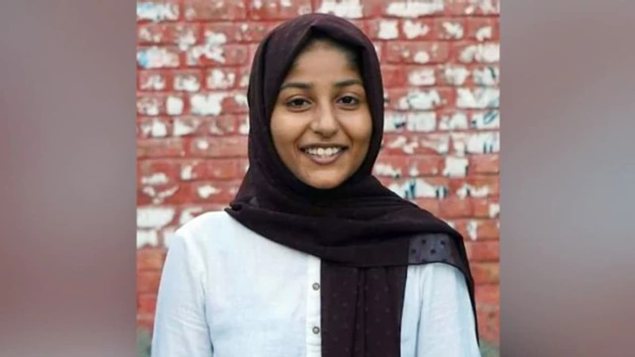 ആഫ്രീൻ ഫാത്തിമ ആരാണ് സംബിത് പാത്ര 'വിഷവിത്ത്' എന്ന് വിളിച്ച ഈ പെൺകുട്ടി ?