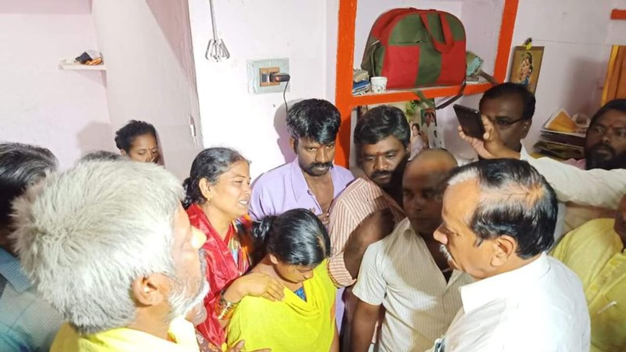 மண்டலச் செயலாளர் படுகொலை..! 50 ஆயிரம் வழங்கி ஆறுதல் கூறிய ஹச்.ராஜா..! மண்டலச் செயலாளர் படுகொலை..! 50 ஆயிரம் வழங்கி ஆறுதல் கூறிய ஹச்.ராஜா..!