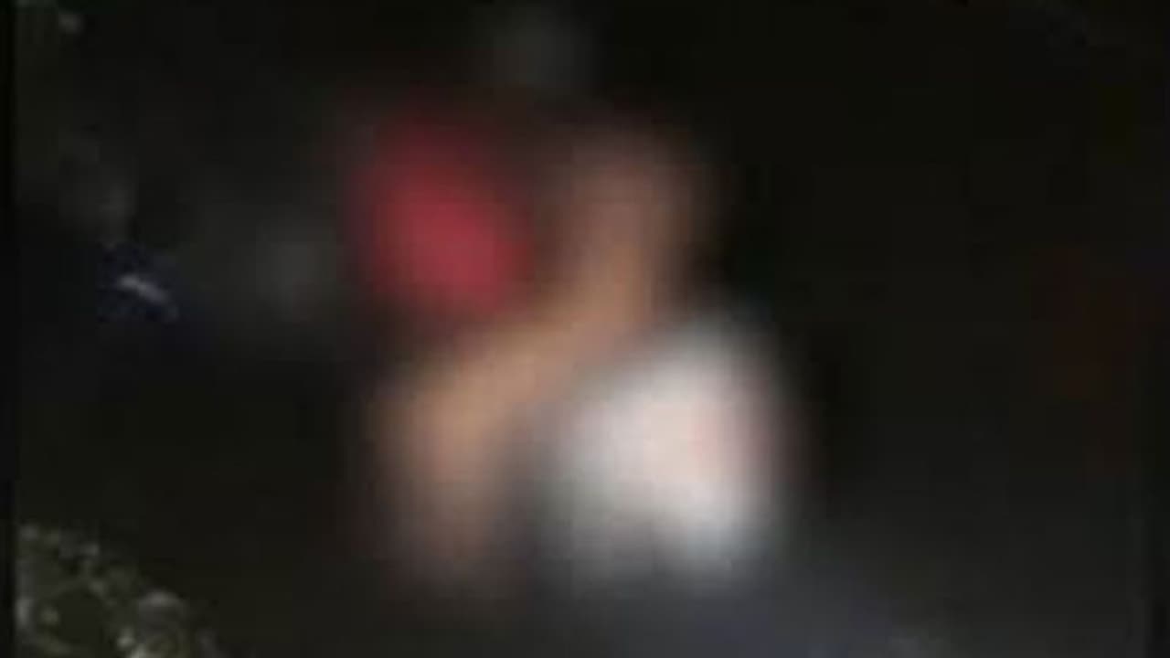 பட்டப்பகலில் நடுத்தெருவில் நிர்வாணமாக சென்ற இளம்பெண்... ஆடை கொடுத்து வாயடைத்துப்போன போலீஸ்..!