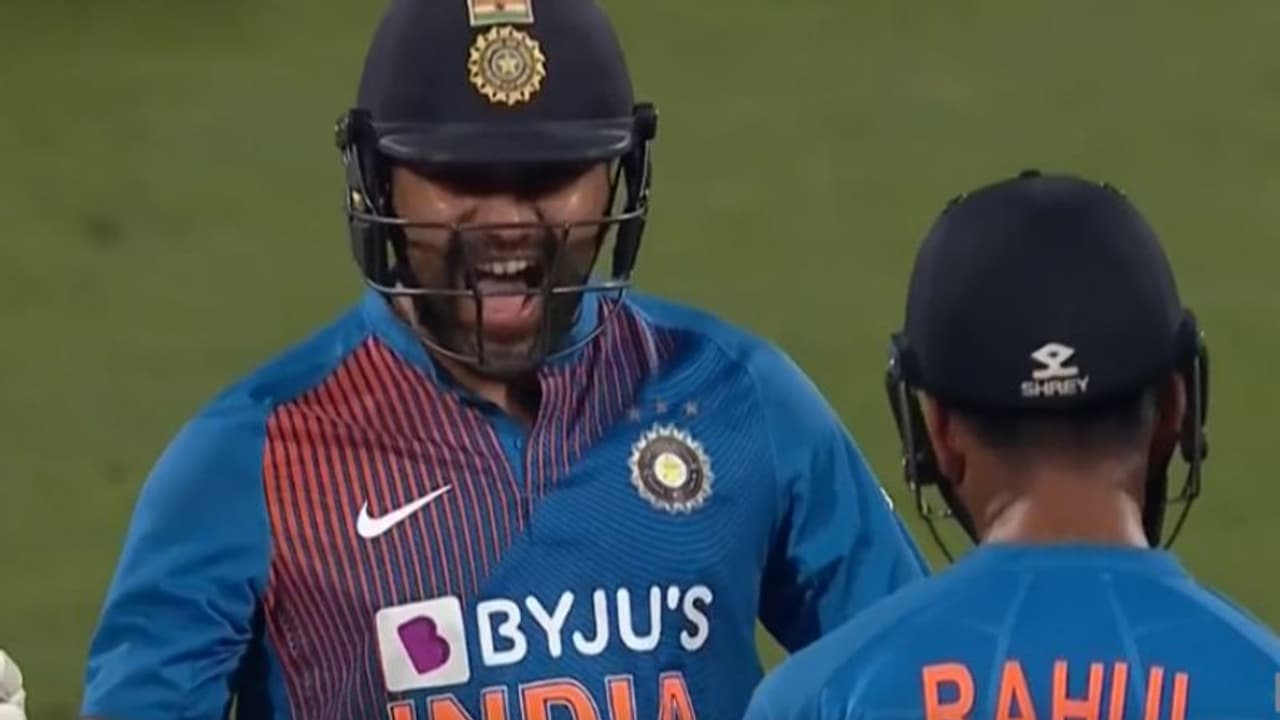 கடைசி 2 பந்தில் 2 சிக்ஸர் விளாசிய ரோஹித்.. சூப்பர் ஓவரில் இந்தியா த்ரில் வெற்றி.. டி20 தொடரை வென்று அசத்தல்