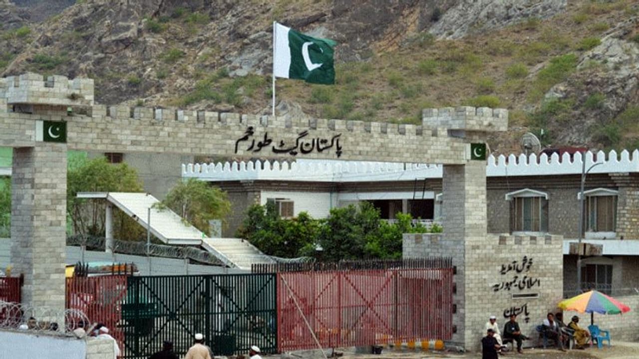 এসে পড়ছে মর্টার শেল, তোরখাম সীমান্ত পথ বন্ধ করল পাকিস্তান এসে পড়ছে মর্টার শেল, তোরখাম সীমান্ত পথ বন্ধ করল পাকিস্তান