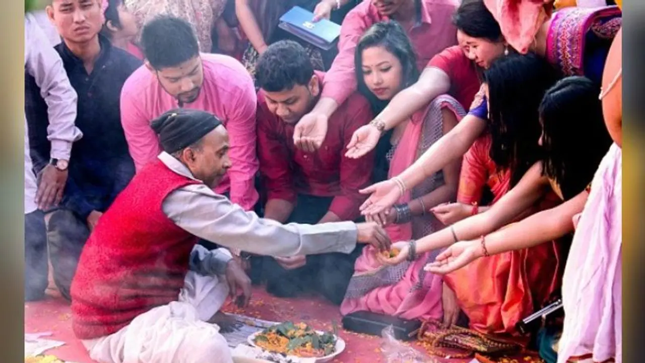 বেলা বাড়তেই উধাও বৃষ্টি, বাঙালির প্রেম দিবসে রঙিন শহর