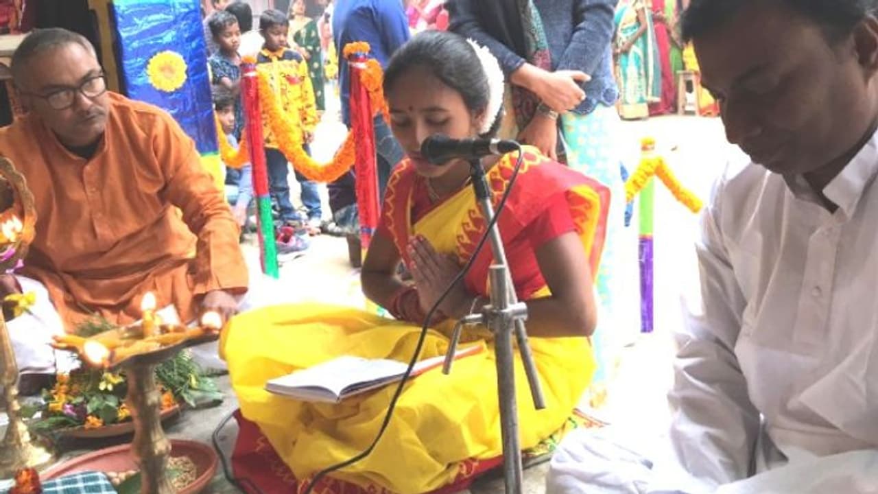 জাতপাতের বিরুদ্ধে বার্তা দিলেন প্রধান শিক্ষক, সরস্বতী পুজো করল আদিবাসী ছাত্রী