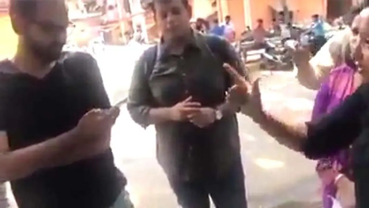 Look how a sheepish Kunal Kamra loses an argument, ends up fiddling with his phone