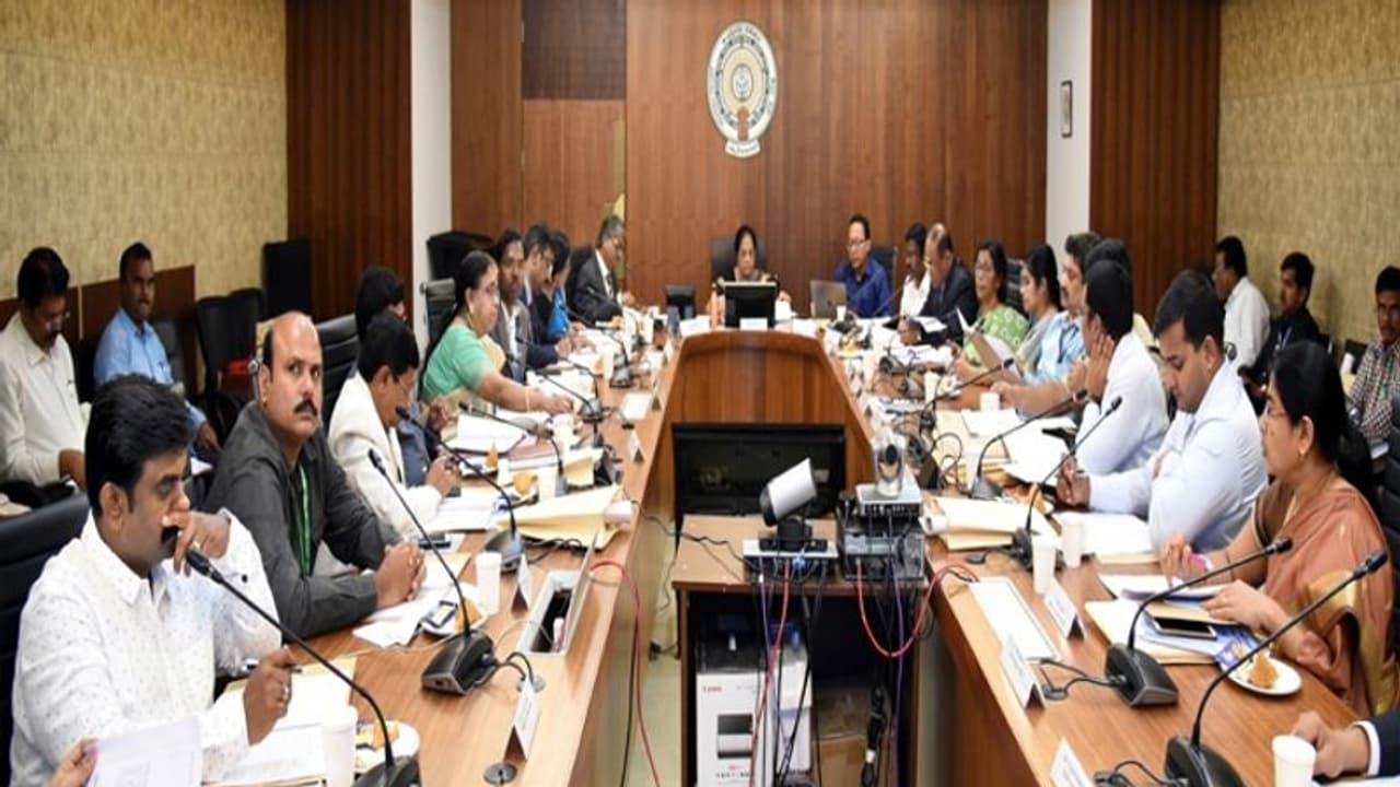 మోసపూరిత ఆర్ధిక సంస్థలపై ఉక్కుపాదం... అధికారులకు ఏపి సిఎస్ ఆదేశం మోసపూరిత ఆర్ధిక సంస్థలపై ఉక్కుపాదం... అధికారులకు ఏపి సిఎస్ ఆదేశం