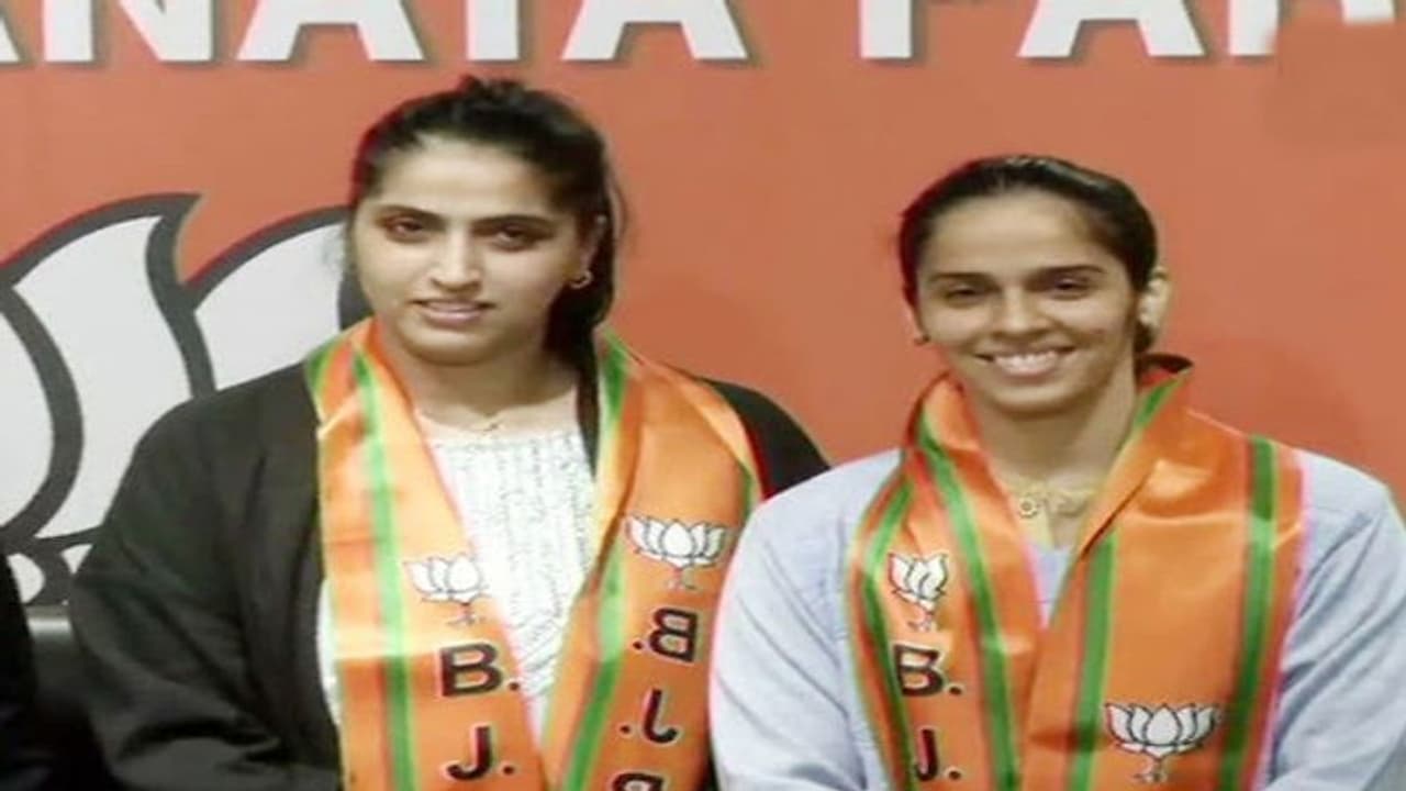 राजनीति में आने के बाद भी तैयारियां जारी रखेंगी साइना, एक साल पहले जीता था आखिरी टूर्नामेंट राजनीति में आने के बाद भी तैयारियां जारी रखेंगी साइना, एक साल पहले जीता था आखिरी टूर्नामेंट