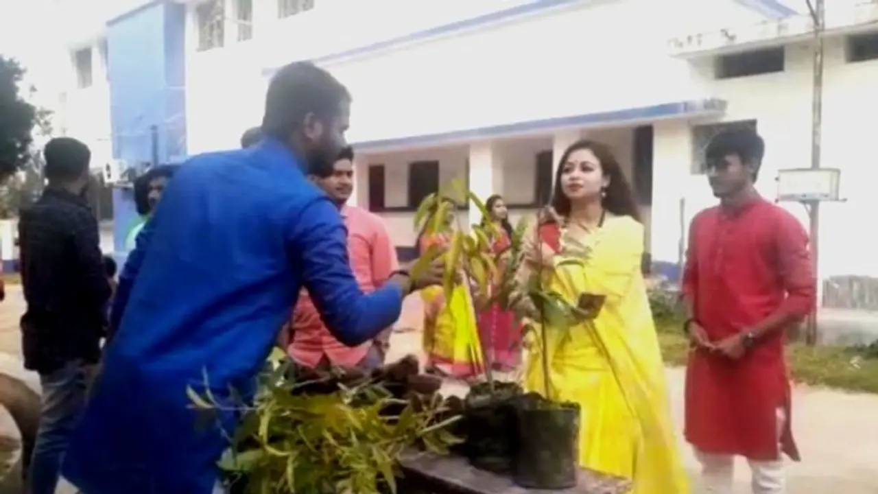 প্রসাদের পরিবর্তে দেওয়া হল গাছ, সরস্বতী পুজোয় অভিনব বার্তা পুরুলিয়ায় প্রসাদের পরিবর্তে দেওয়া হল গাছ, সরস্বতী পুজোয় অভিনব বার্তা পুরুলিয়ায়