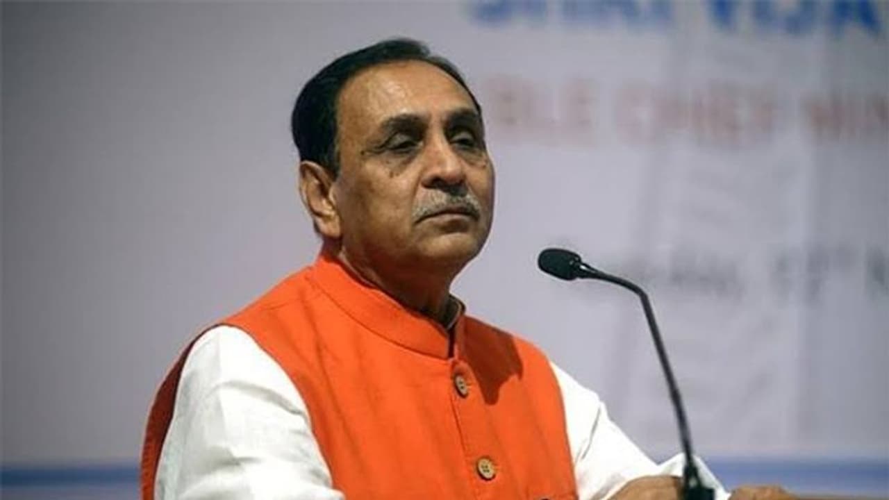 विजय रुपाणी जाएंगे सेल्फ क्वारंटिन में,  कोरोना संक्रमित कांग्रेस विधायक ने की थी मुलाकात