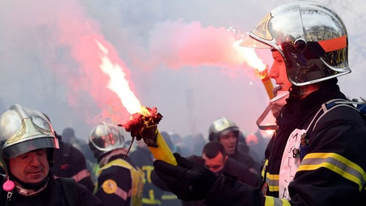 ദേഹത്ത് തീകൊളുത്തി ഫ്രാൻസിൽ അഗ്നിശമനസേനാംഗങ്ങളുടെ സമരം, ജലപീരങ്കിയുപയോഗിച്ച് തുരത്തി പൊലീസ് ദേഹത്ത് തീകൊളുത്തി ഫ്രാൻസിൽ അഗ്നിശമനസേനാംഗങ്ങളുടെ സമരം, ജലപീരങ്കിയുപയോഗിച്ച് തുരത്തി പൊലീസ്
