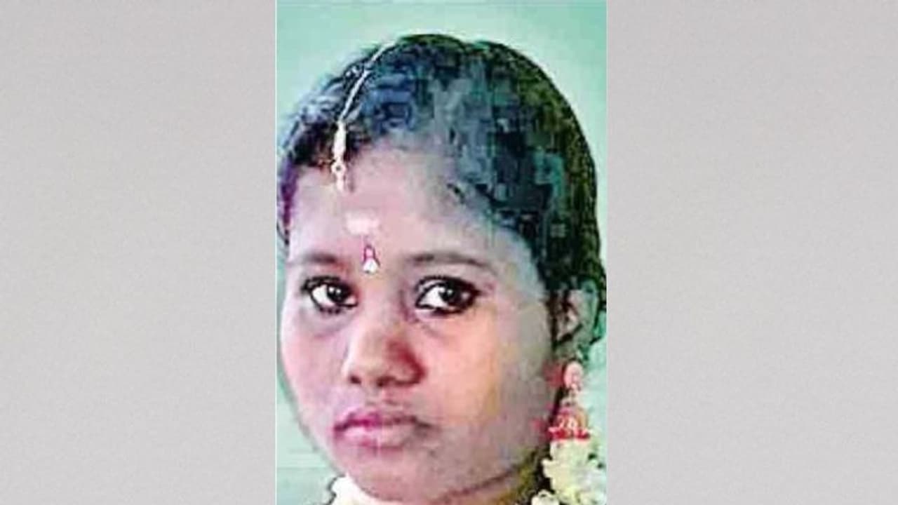 ഭക്ഷണം തൊണ്ടയില് കുടുങ്ങി പ്രതിശ്രുത വധു മരിച്ചു ഭക്ഷണം തൊണ്ടയില് കുടുങ്ങി പ്രതിശ്രുത വധു മരിച്ചു