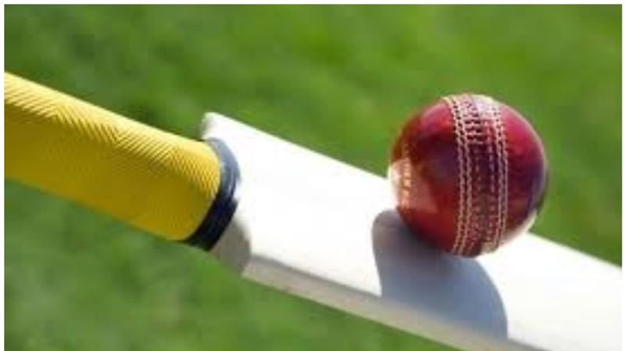 ക്രിക്കറ്റ് ബാറ്റ് ആഞ്ഞുവീശിയില്ല; കായികാധ്യാപകന് നാലാം ക്ലാസുകാരന്റെ കരണത്തടിച്ചു ക്രിക്കറ്റ് ബാറ്റ് ആഞ്ഞുവീശിയില്ല; കായികാധ്യാപകന് നാലാം ക്ലാസുകാരന്റെ കരണത്തടിച്ചു