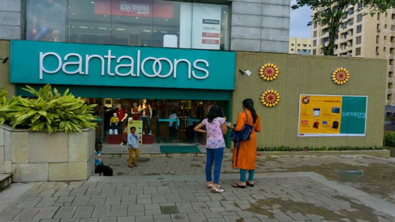 জাতীয় সঙ্গীত গাওয়ার অপরাধ, সাসপেন্ড হলেন প্যান্টালুনসের ২৫জন কর্মী জাতীয় সঙ্গীত গাওয়ার অপরাধ, সাসপেন্ড হলেন প্যান্টালুনসের ২৫জন কর্মী