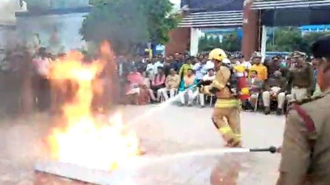 আগুন নেভাবে রোবট, আধুনিকীকরণে ঢেলে সাজছে দমকল আগুন নেভাবে রোবট, আধুনিকীকরণে ঢেলে সাজছে দমকল