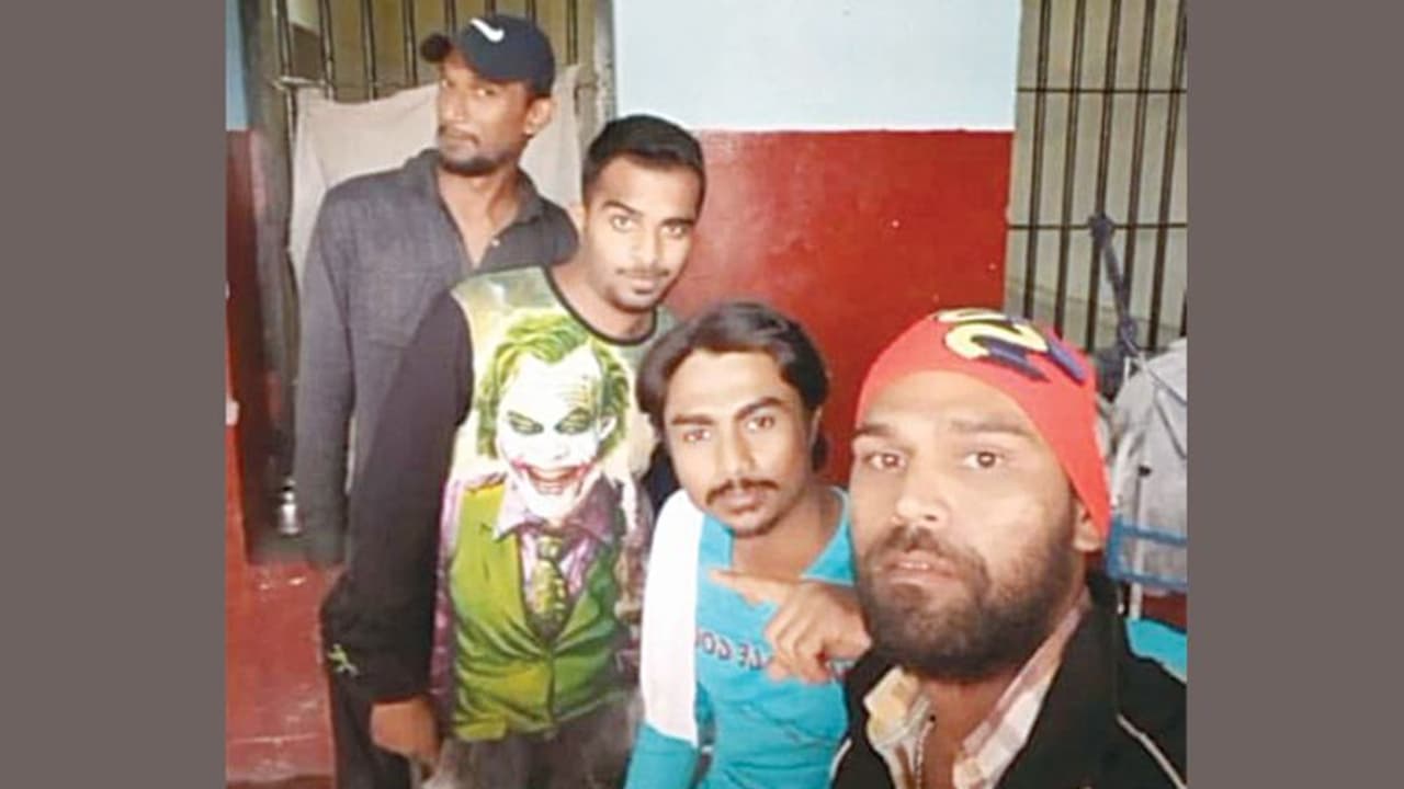 ಜೈಲಿನಲ್ಲಿ ವಿಚಾರಣಾಧೀನ ಕೈದಿಗಳ ಟಿಕ್ಟಾಕ್ ! ಜೈಲಿನಲ್ಲಿ ವಿಚಾರಣಾಧೀನ ಕೈದಿಗಳ ಟಿಕ್ಟಾಕ್ !