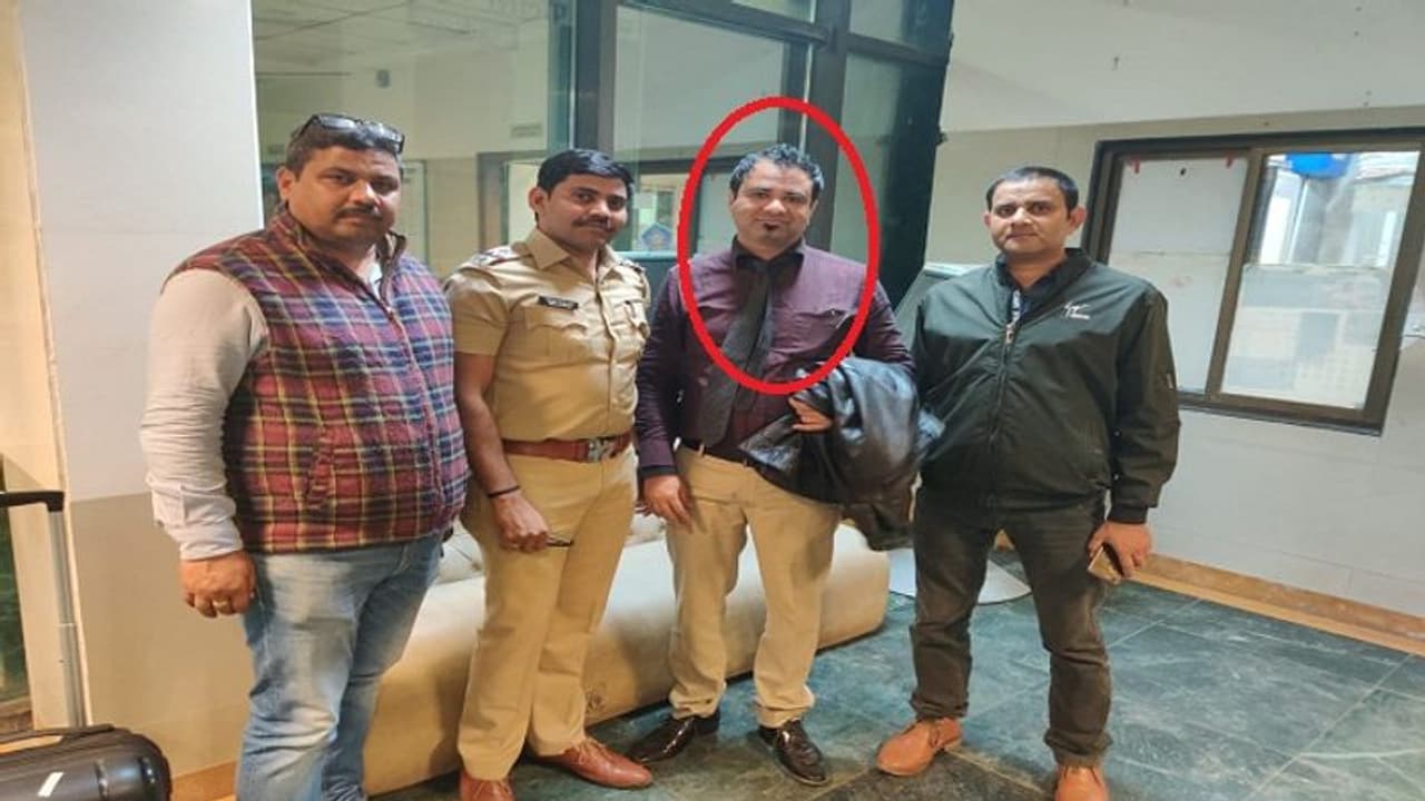 आज मुंबई में CAA के खिलाफ भाषण देता ये डॉक्टर, 7 माह की काट चुका है जेल, शाहीन बाग के प्रदर्शन से खोज रही थी UP STF आज मुंबई में CAA के खिलाफ भाषण देता ये डॉक्टर, 7 माह की काट चुका है जेल, शाहीन बाग के प्रदर्शन से खोज रही थी UP STF