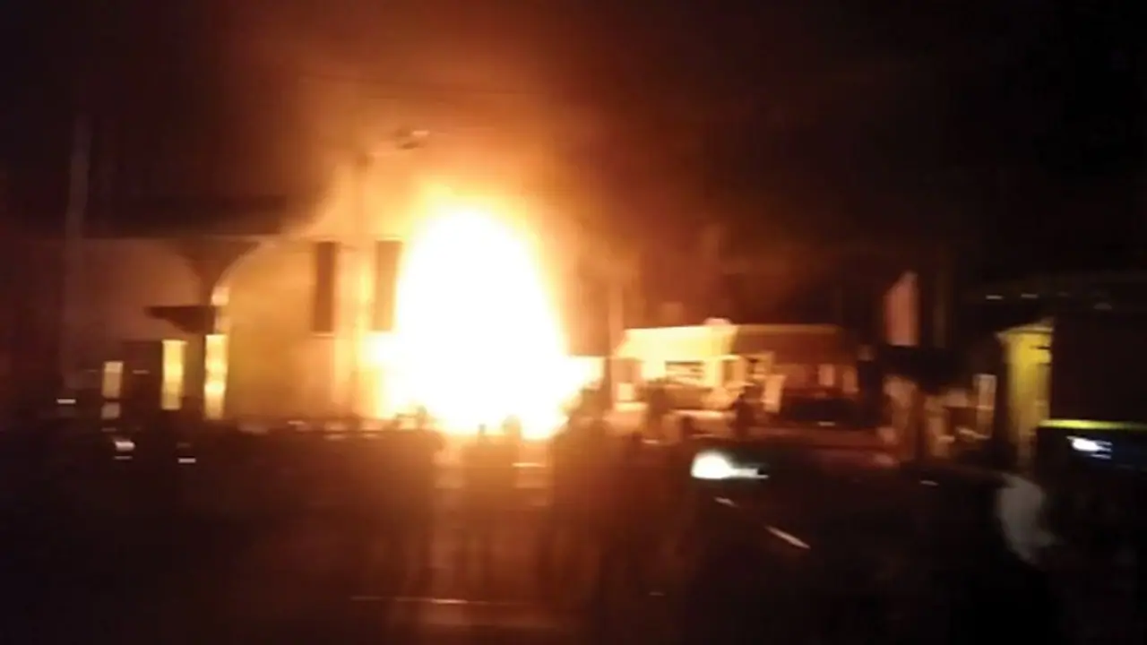 ಡೀಸೆಲ್ ಹಾಕಿಸುವಾಗ ಸುಟ್ಟು ಕರಕಲಾದ 34 ಜನರನ್ನು ಹೊತ್ತು ಹೊರಟಿದ್ದ ಬಸ್ ಡೀಸೆಲ್ ಹಾಕಿಸುವಾಗ ಸುಟ್ಟು ಕರಕಲಾದ 34 ಜನರನ್ನು ಹೊತ್ತು ಹೊರಟಿದ್ದ ಬಸ್