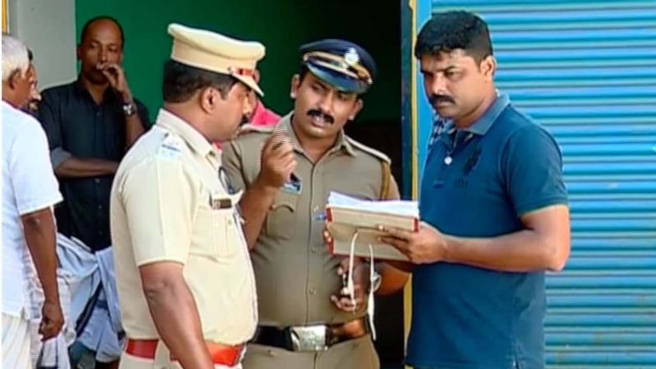 റേഷന്കടയിലെ മോഷണത്തില് വന് ട്വിസ്റ്റ്: ഉടമ തന്നെ പ്രതിയെന്ന് പൊലീസ് കണ്ടെത്തി റേഷന്കടയിലെ മോഷണത്തില് വന് ട്വിസ്റ്റ്: ഉടമ തന്നെ പ്രതിയെന്ന് പൊലീസ് കണ്ടെത്തി