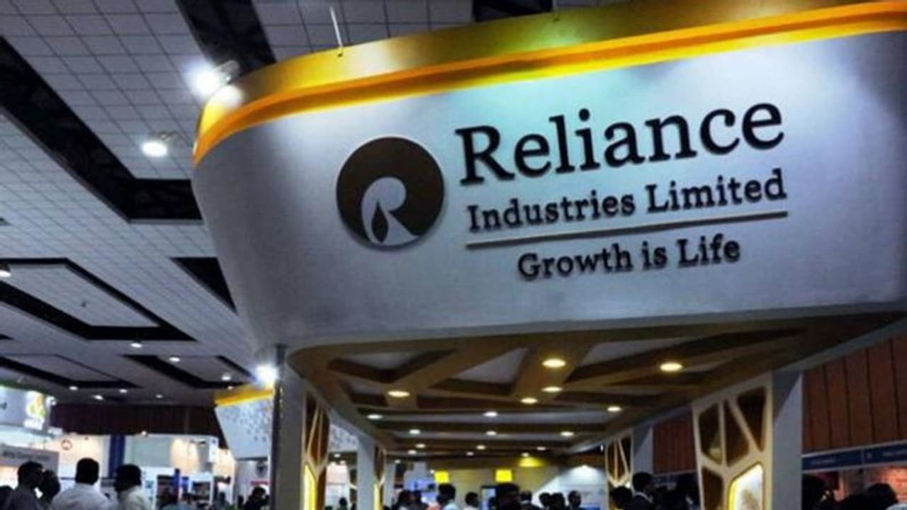 బడ్జెట్ పుణ్యమా అని...రిలయన్స్ సహా బ్లూచిప్‌లకు లక్షల కోట్ల నష్టం..