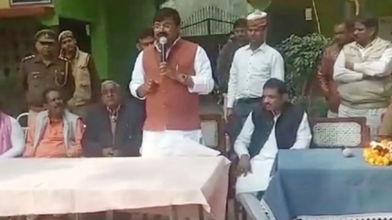 योगी सरकार के मंत्री के अनपढ़ वाले बयान पर डायरेक्टर ने साधा निशाना, बोला चलो एक ढोंग खत्म हुआ योगी सरकार के मंत्री के अनपढ़ वाले बयान पर डायरेक्टर ने साधा निशाना, बोला चलो एक ढोंग खत्म हुआ