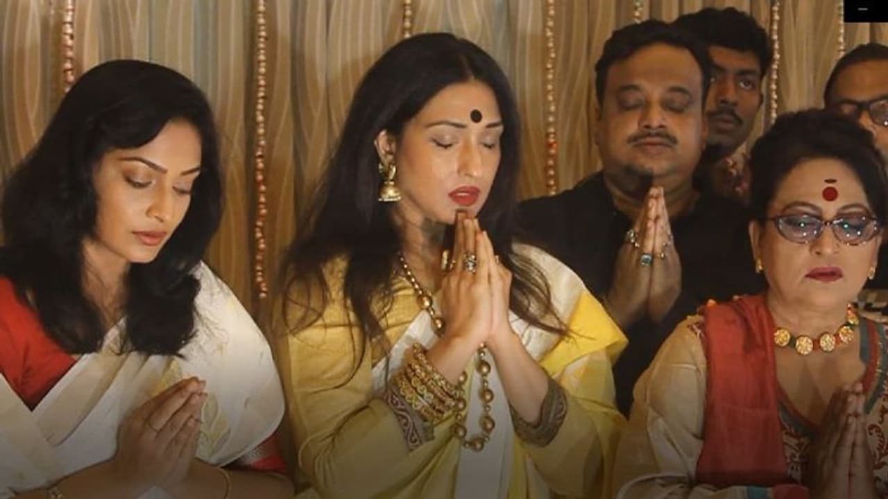 প্রথা মেনেই ছবির প্রচার, বাণীবন্দনায় মাতলেন ঋতুপর্ণা