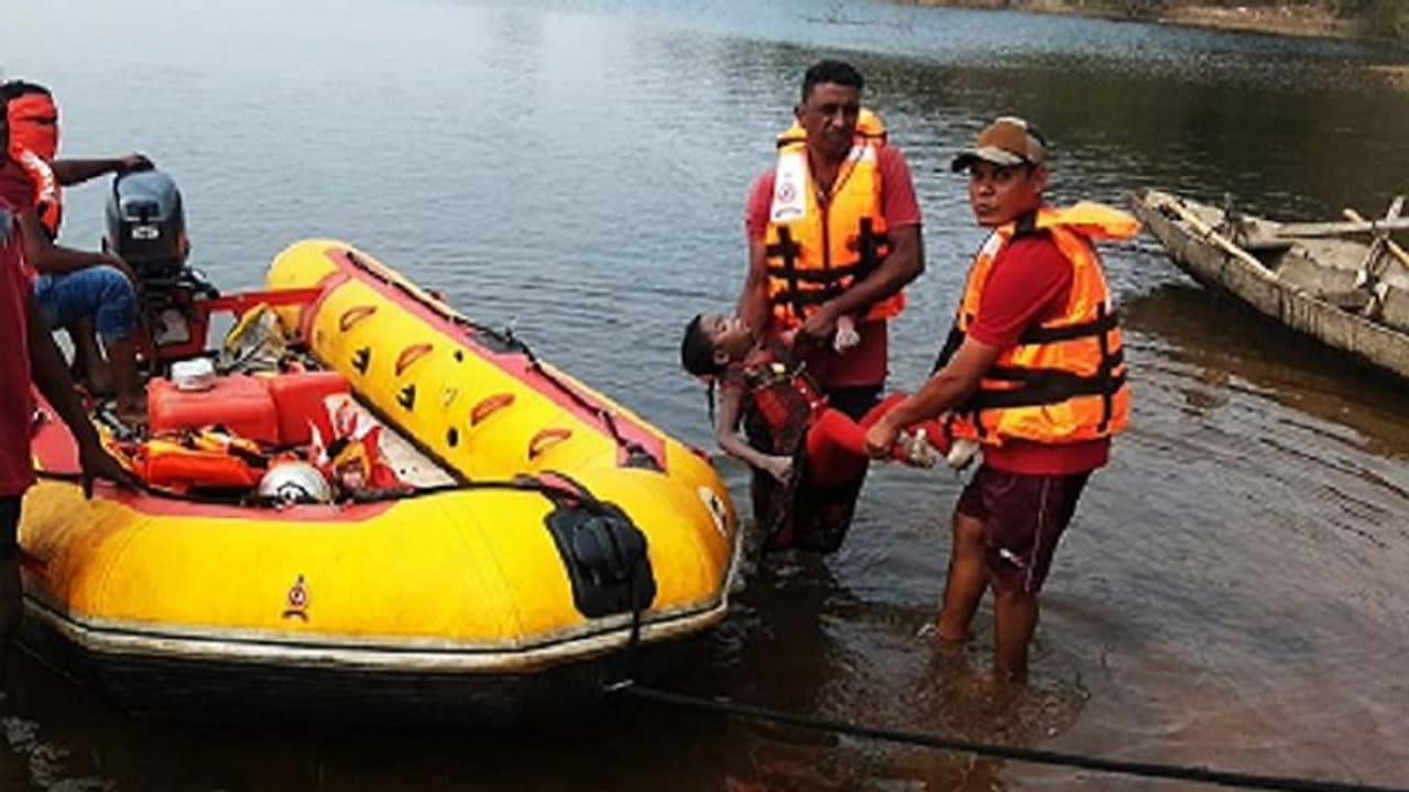 जिंदगी पर भारी पड़ी सेल्फी, तेज हवा के झोंके ने हिला दी नाव...कुछ तैरकर निकले..लेकिन कुछ डूब गए जिंदगी पर भारी पड़ी सेल्फी, तेज हवा के झोंके ने हिला दी नाव...कुछ तैरकर निकले..लेकिन कुछ डूब गए