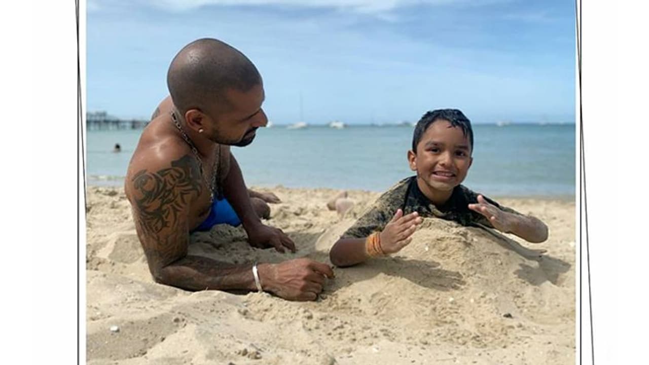 ‘క్వారంటైన్ ప్రీమియర్ లీగ్’ ఆడేస్తున్న శిఖర్ ధావన్ ‘క్వారంటైన్ ప్రీమియర్ లీగ్’ ఆడేస్తున్న శిఖర్ ధావన్