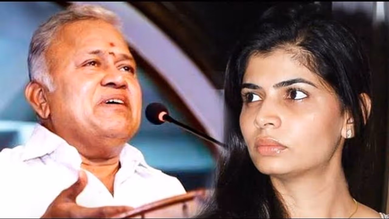 ராதாரவியை வீழ்த்த களம் இறங்கிய சின்மயி... வேட்புமனு தாக்கல் செய்ய போன இடத்தில் காத்திருந்த அவமானம்...! ராதாரவியை வீழ்த்த களம் இறங்கிய சின்மயி... வேட்புமனு தாக்கல் செய்ய போன இடத்தில் காத்திருந்த அவமானம்...!