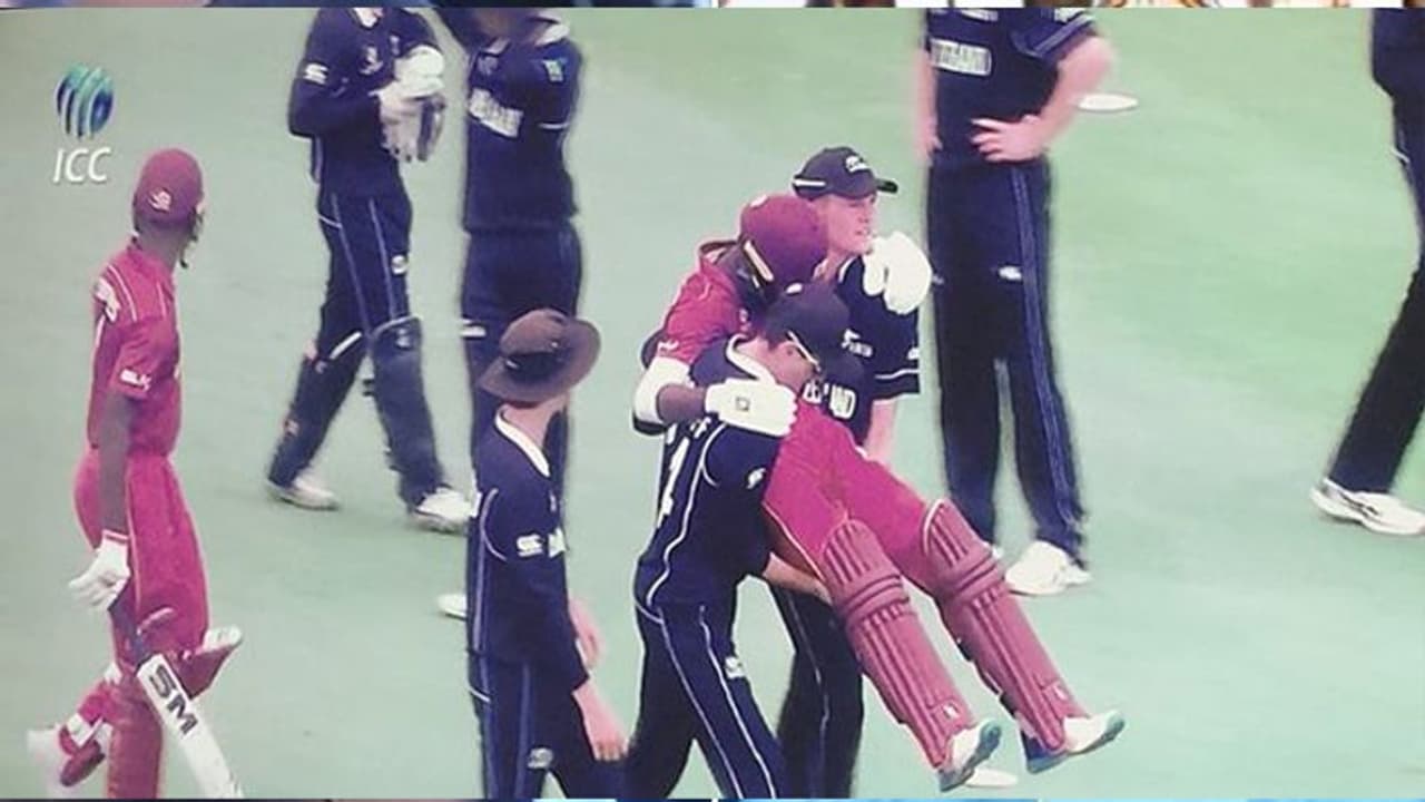 కివీస్ క్రీడాస్ఫూర్తి... శెభాష్ అంటూ ప్రశంసలు కురిపిస్తున్న నెటిజన్లు కివీస్ క్రీడాస్ఫూర్తి... శెభాష్ అంటూ ప్రశంసలు కురిపిస్తున్న నెటిజన్లు