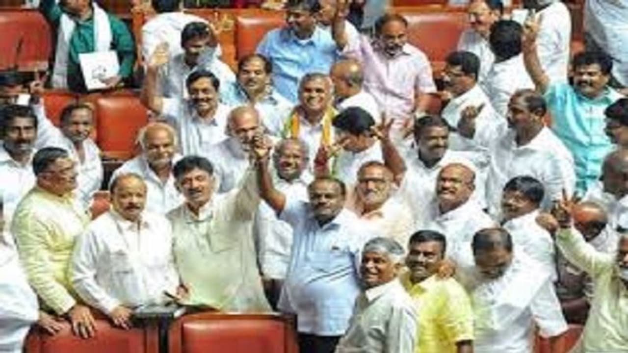 ಕರ್ನಾಟಕದ 27 ಮಾಜಿ ಸಚಿವರಿಗೆ ನೀಡಿದ್ದ ಗನ್ ಮ್ಯಾನ್ ಭದ್ರತೆ ವಾಪಸ್ ಕರ್ನಾಟಕದ 27 ಮಾಜಿ ಸಚಿವರಿಗೆ ನೀಡಿದ್ದ ಗನ್ ಮ್ಯಾನ್ ಭದ್ರತೆ ವಾಪಸ್