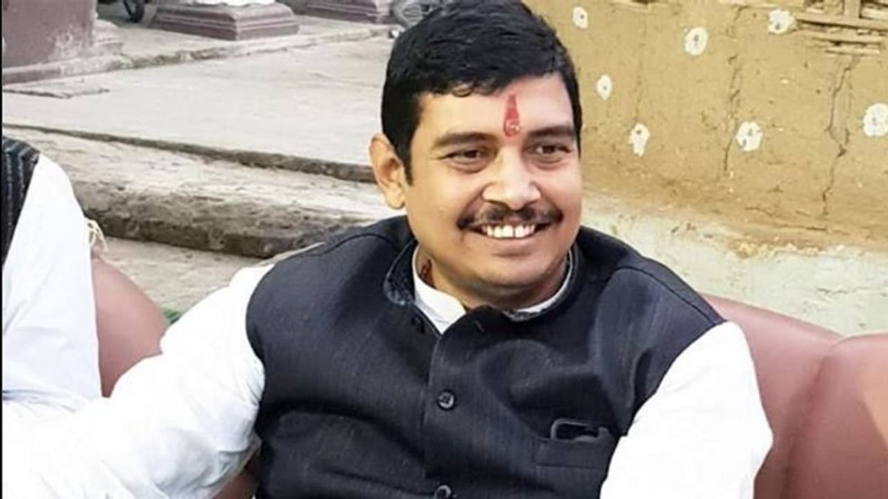 ಗೆದ್ದು 8 ತಿಂಗಳ ಬಳಿಕ ಶಪಥ ಸ್ವೀಕರಿಸಲು ಜೈಲಿಂದ ಬಂದ ಸಂಸದ