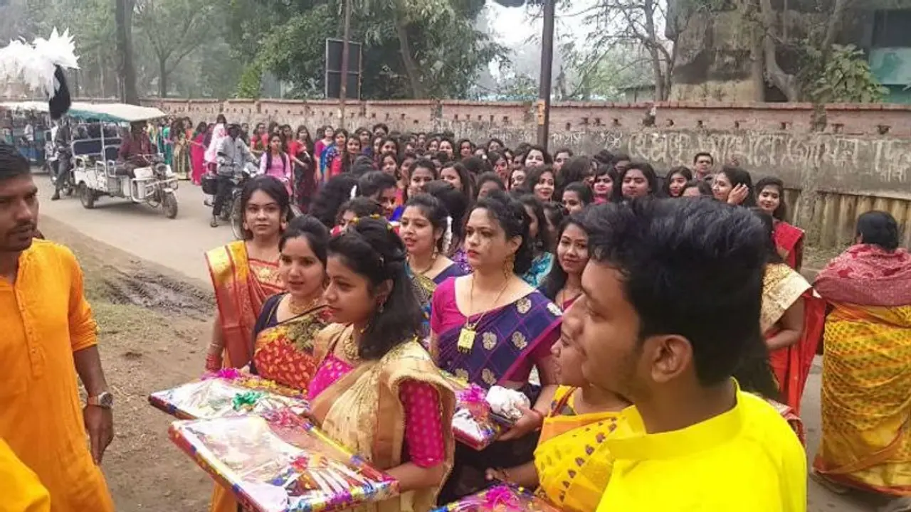 বাঙালির ভ্যালেন্টাইন ডে তে মাতল বর্ধমান বিশ্ববিদ্যালয়, গোলাপবাগে বসন্তের ছোঁয়া বাঙালির ভ্যালেন্টাইন ডে তে মাতল বর্ধমান বিশ্ববিদ্যালয়, গোলাপবাগে বসন্তের ছোঁয়া