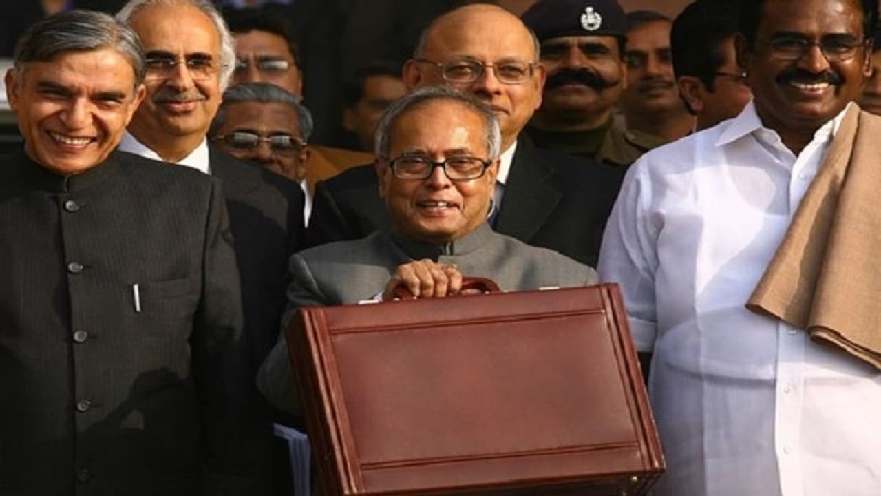 Budget 2020: కష్టాలపై ‘దాదా’గిరి...అప్పటి ఆర్థిక శాఖ మంత్రి ప్రణబ్ ముఖర్జీ Budget 2020: కష్టాలపై ‘దాదా’గిరి...అప్పటి ఆర్థిక శాఖ మంత్రి ప్రణబ్ ముఖర్జీ