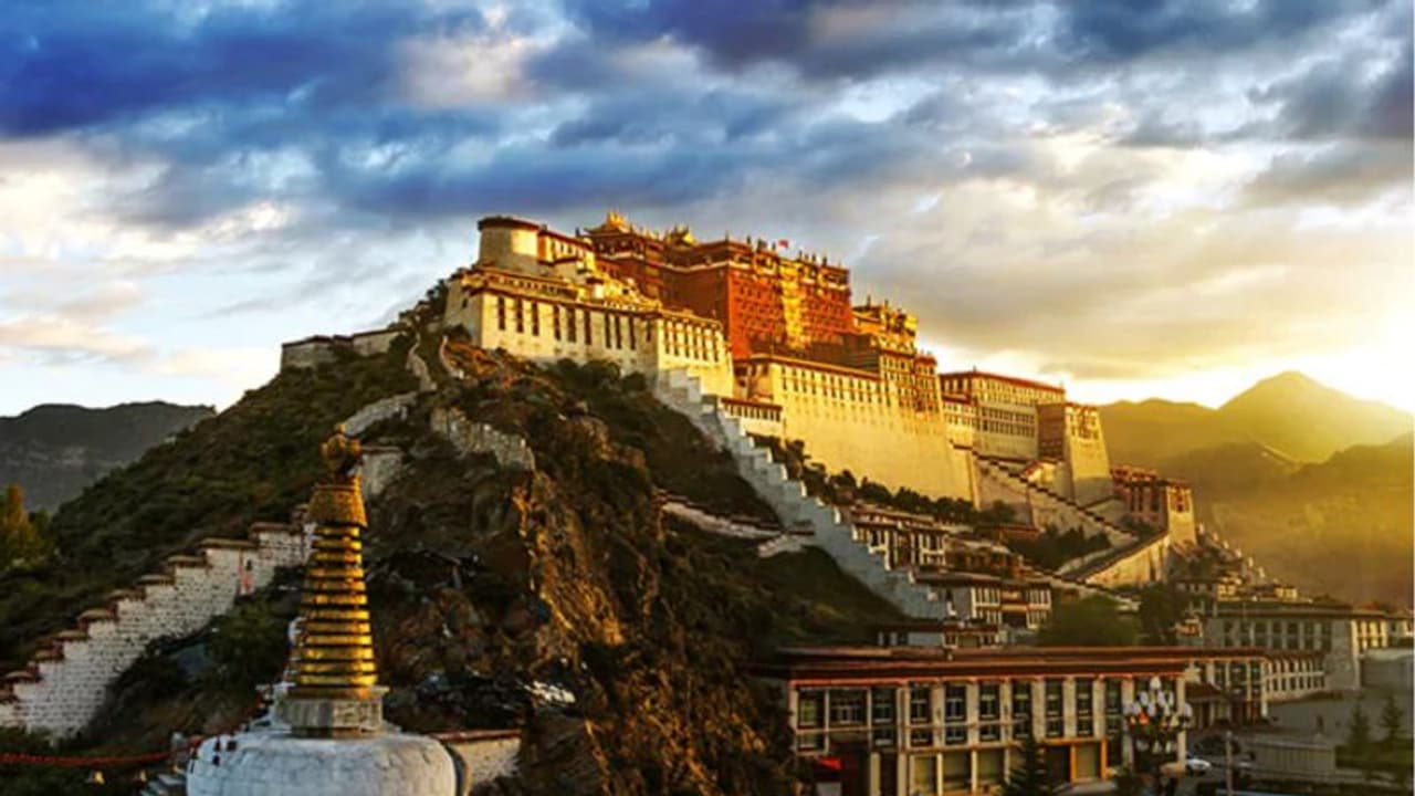 ಕೊರೊನಾ ಭಯ: ದಲೈ ಲಾಮಾ ಅರಮನೆ ಬಾಗಿಲು ಮುಚ್ಚಿದ ಚೀನಾ! ಕೊರೊನಾ ಭಯ: ದಲೈ ಲಾಮಾ ಅರಮನೆ ಬಾಗಿಲು ಮುಚ್ಚಿದ ಚೀನಾ!