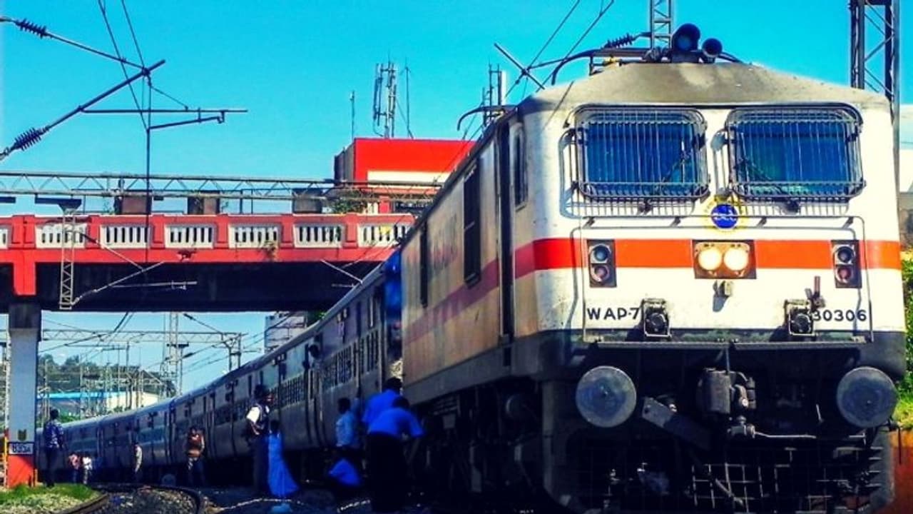 ലക്ഷ്യം 100 ല് 97 ന് താഴെ മികവ് നേടുക!; ധനകാര്യ മന്ത്രാലയത്തോട് പ്രത്യേക ഫണ്ട് ആവശ്യപ്പെട്ട് റെയില്വേ ലക്ഷ്യം 100 ല് 97 ന് താഴെ മികവ് നേടുക!; ധനകാര്യ മന്ത്രാലയത്തോട് പ്രത്യേക ഫണ്ട് ആവശ്യപ്പെട്ട് റെയില്വേ