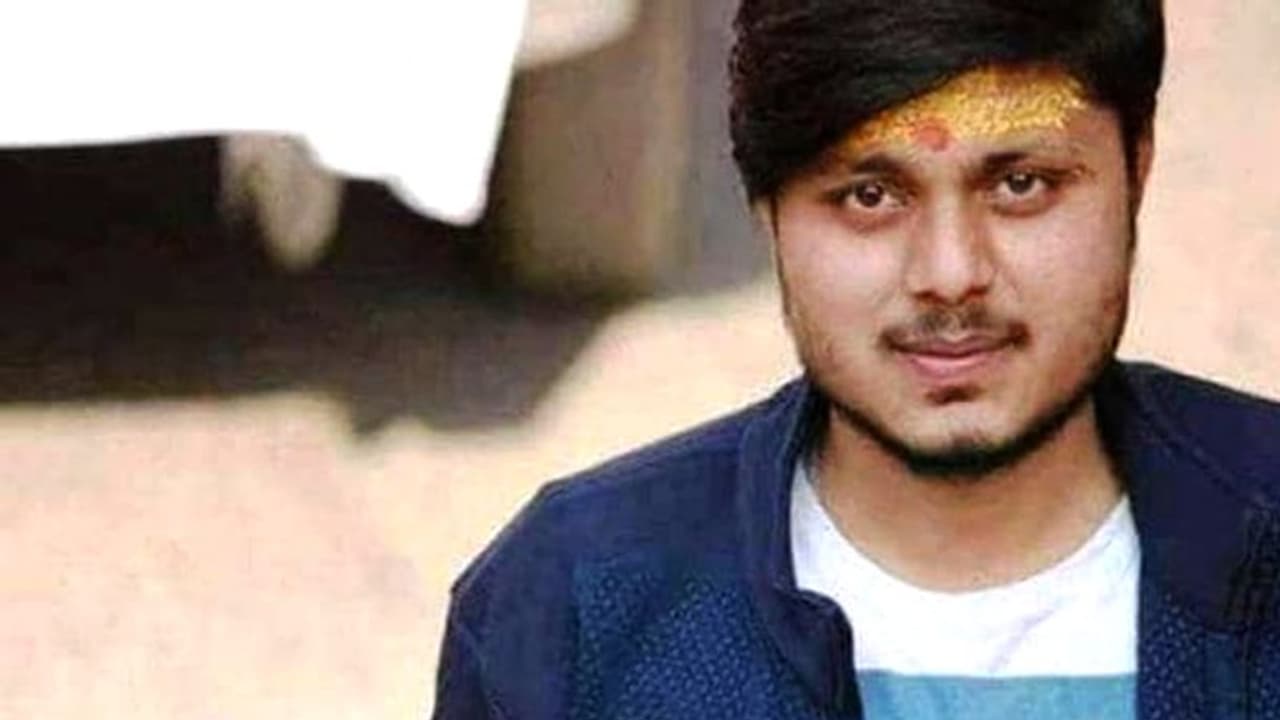 গডসের যোগ্য উত্তরসূরী, জামিয়ার বন্দুকবাজকে সংবর্ধনা দিচ্ছে হিন্দু মহাসভা গডসের যোগ্য উত্তরসূরী, জামিয়ার বন্দুকবাজকে সংবর্ধনা দিচ্ছে হিন্দু মহাসভা