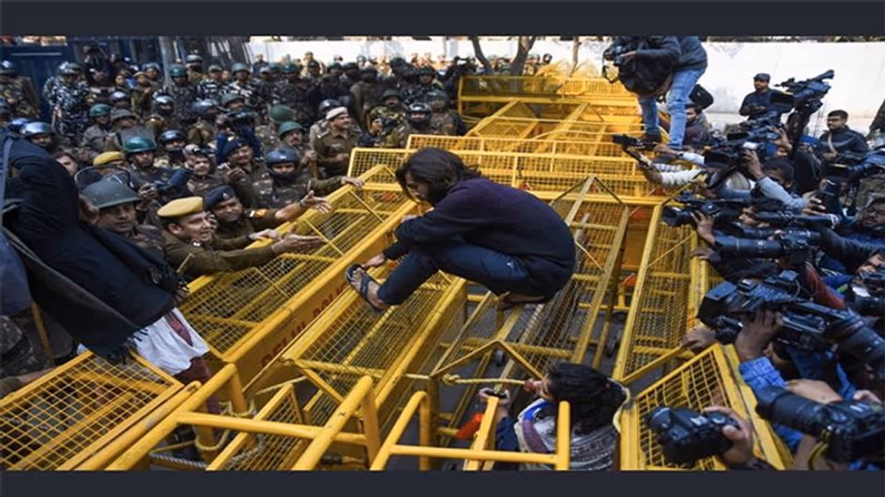 సీఏఏ బిల్లు: మరోసారి రణరంగంగా మారిన జామియా వర్సిటీ సీఏఏ బిల్లు: మరోసారి రణరంగంగా మారిన జామియా వర్సిటీ