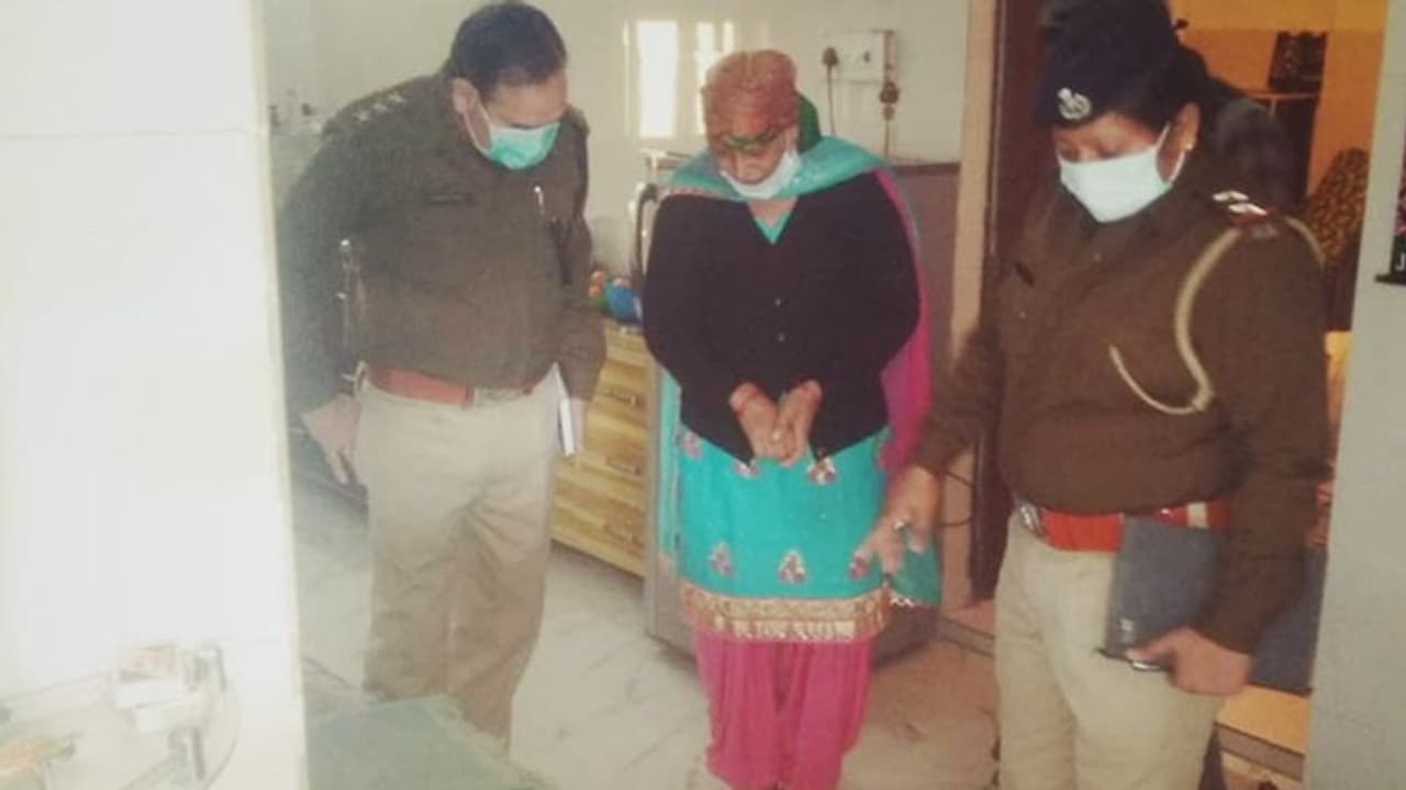 आस्ट्रेलिया से बेटों ने किया पड़ोसी को कॉल, मेरी मां कॉल रिसीव नहीं कर रही है, प्लीज उन्हें ढूंढ़ निकालिए आस्ट्रेलिया से बेटों ने किया पड़ोसी को कॉल, मेरी मां कॉल रिसीव नहीं कर रही है, प्लीज उन्हें ढूंढ़ निकालिए