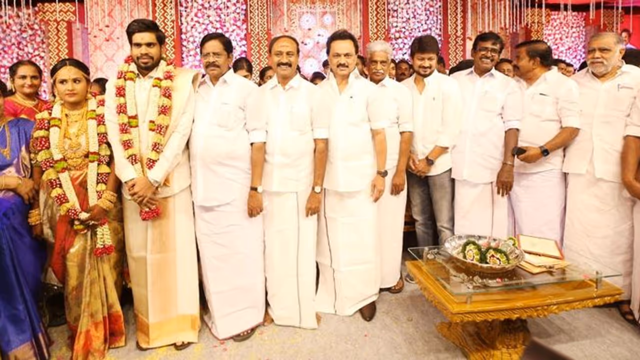 மணல் ராமச்சந்திரன் அருகில் நின்று போஸ் கொடுத்த ஸ்டாலின்...!! அதிர்ச்சியில் தொண்டர்கள்...!! மணல் ராமச்சந்திரன் அருகில் நின்று போஸ் கொடுத்த ஸ்டாலின்...!! அதிர்ச்சியில் தொண்டர்கள்...!!