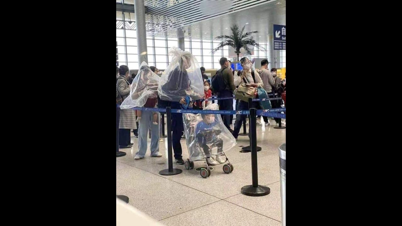 மாஸ்க் கிடைக்காததால் பிளாஸ்டிக் கவரை முகத்தில் போர்த்தி செல்லும் மக்கள்..! மாஸ்க் கிடைக்காததால் பிளாஸ்டிக் கவரை முகத்தில் போர்த்தி செல்லும் மக்கள்..!