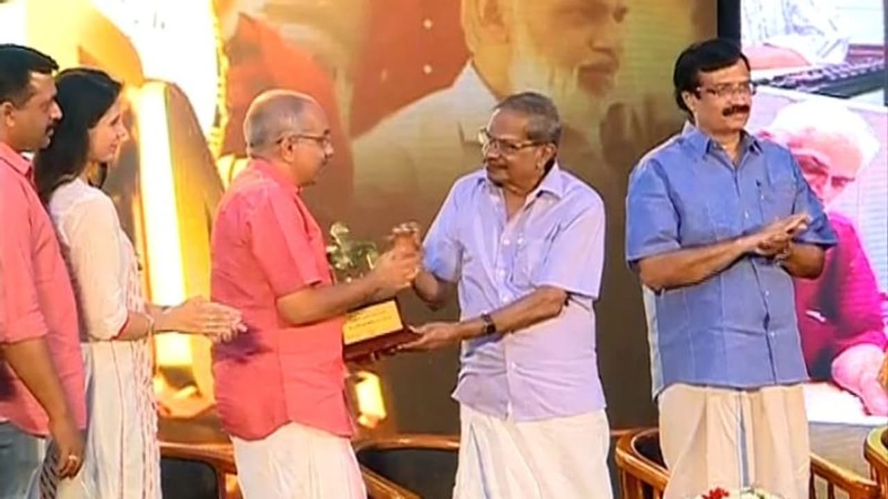 നാലാമത് ടിഎൻജി പുരസ്കാരം എ പ്രദീപ് കുമാര് എംഎൽഎയ്ക്ക് സമ്മാനിച്ചു നാലാമത് ടിഎൻജി പുരസ്കാരം എ പ്രദീപ് കുമാര് എംഎൽഎയ്ക്ക് സമ്മാനിച്ചു