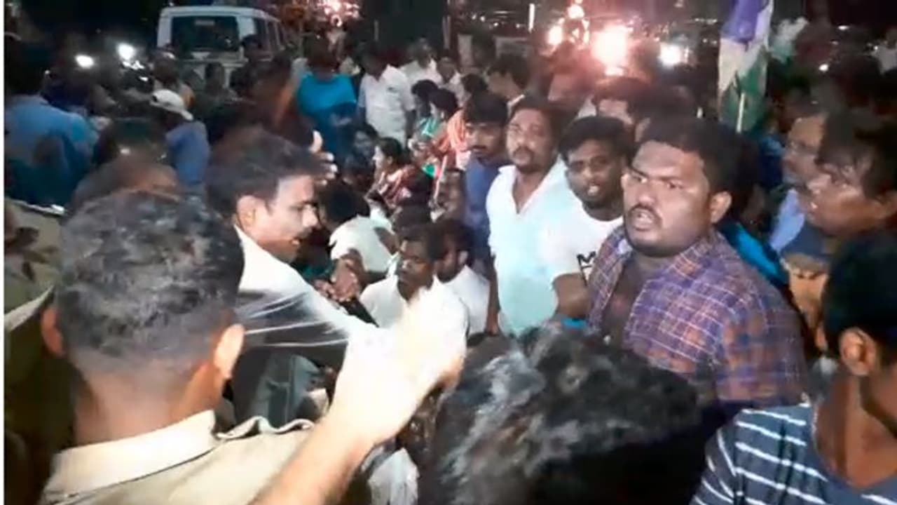 విశాఖ టిడిపి కార్యాలయం వద్ద ఉద్రిక్తత... టిడిపి, వైసిపి శ్రేణుల మధ్య తోపులాట