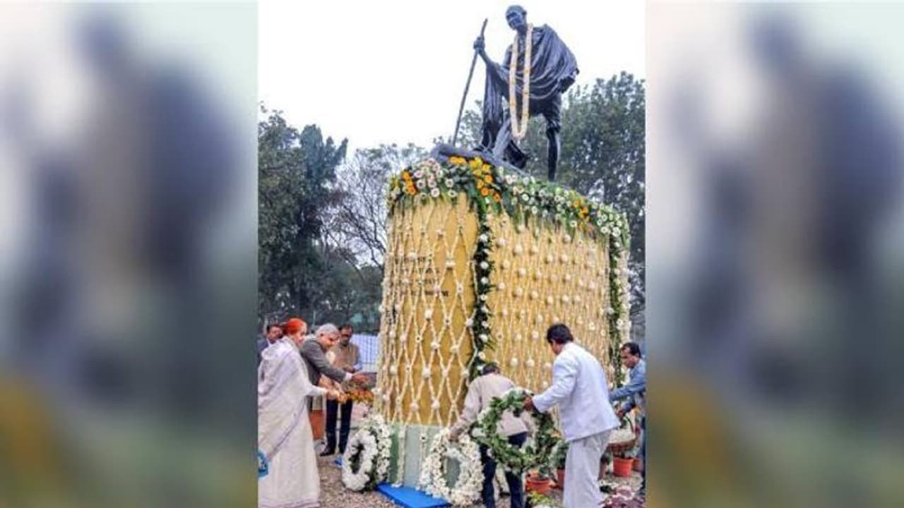 'നാണക്കേട് തോന്നുന്നു', രക്തസാക്ഷിദിന പരിപാടിയില് പൊലീസ് ഓഫീസര് പത്രം വായിച്ചതിനെതിരെ ഗവര്ണര് 'നാണക്കേട് തോന്നുന്നു', രക്തസാക്ഷിദിന പരിപാടിയില് പൊലീസ് ഓഫീസര് പത്രം വായിച്ചതിനെതിരെ ഗവര്ണര്