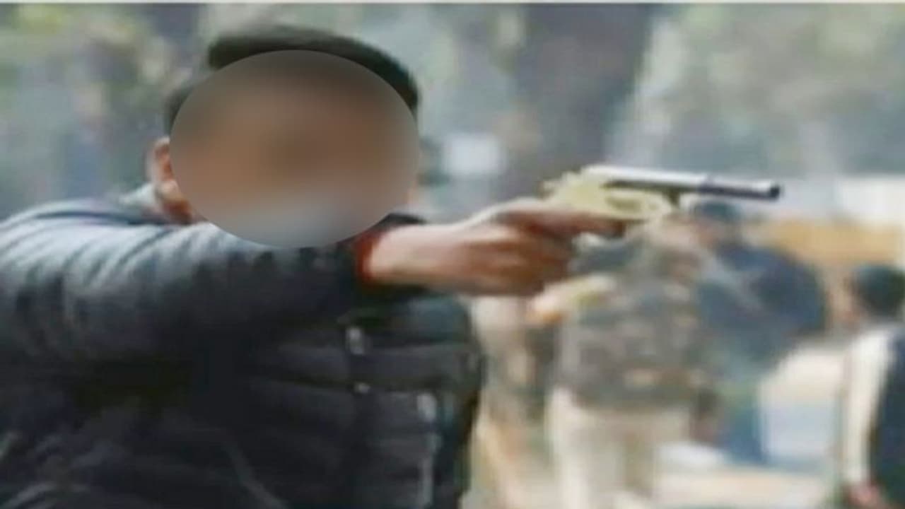 జామీయ యూనివర్శిటీలో కాల్పుల కలకలం: విద్యార్ధికి గాయాలు జామీయ యూనివర్శిటీలో కాల్పుల కలకలం: విద్యార్ధికి గాయాలు