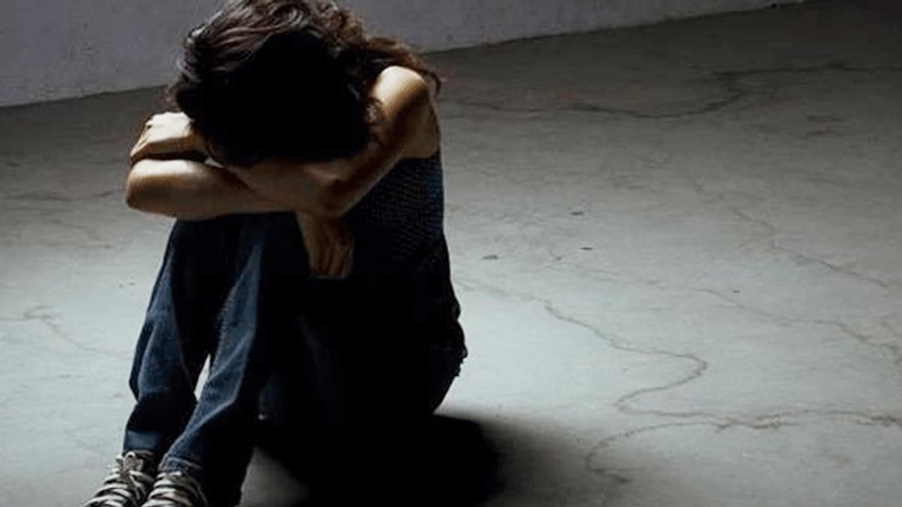 ছেলের বিরুদ্ধে ধর্ষণের অভিযোগ, নাবালিকা নির্যাতিতাকে অ্যাসিড ছুঁড়ল অভিযুক্তের পরিবার ছেলের বিরুদ্ধে ধর্ষণের অভিযোগ, নাবালিকা নির্যাতিতাকে অ্যাসিড ছুঁড়ল অভিযুক্তের পরিবার