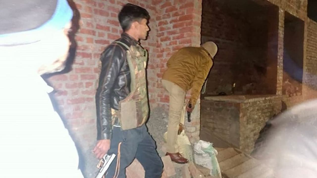 सिरफिरे युवक ने जन्मदिन के बहाने घर बुलाकर 20 से 25 बच्चों को बनाया बंधक, पुलिस पर भी फायरिंग की सिरफिरे युवक ने जन्मदिन के बहाने घर बुलाकर 20 से 25 बच्चों को बनाया बंधक, पुलिस पर भी फायरिंग की