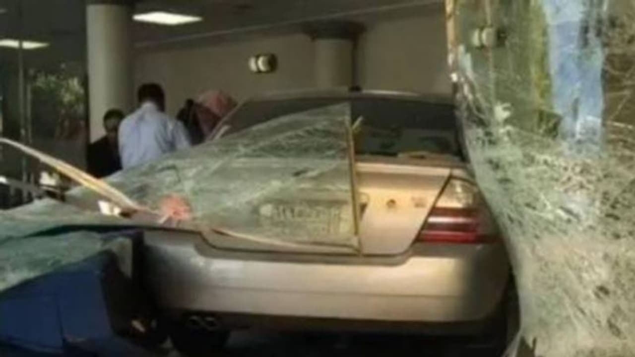 സൗദിയില് കാര് ആശുപത്രിയിലേക്ക് പാഞ്ഞുകയറി; നാല് പേര്ക്ക് പരിക്ക് സൗദിയില് കാര് ആശുപത്രിയിലേക്ക് പാഞ്ഞുകയറി; നാല് പേര്ക്ക് പരിക്ക്