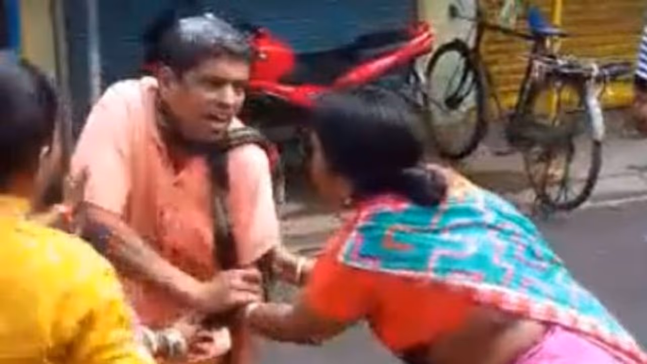 സരസ്വതി പൂജ നടത്താൻ പൂജാരിയില്ല, റോഡിൽ കണ്ട പൂജാരിയെ പൂജ ചെയ്യാൻ നിർബന്ധിച്ച് സ്ത്രീയും കുട്ടികളും സരസ്വതി പൂജ നടത്താൻ പൂജാരിയില്ല, റോഡിൽ കണ്ട പൂജാരിയെ പൂജ ചെയ്യാൻ നിർബന്ധിച്ച് സ്ത്രീയും കുട്ടികളും