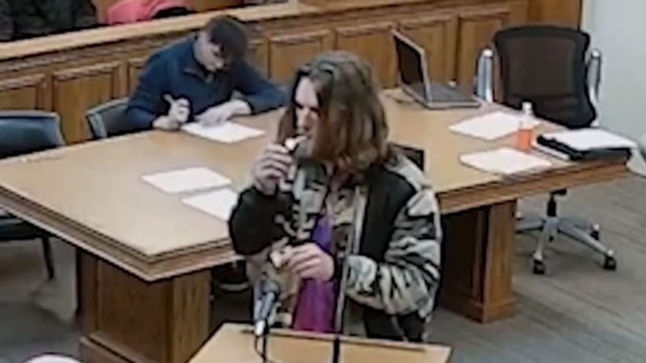 വിചാരണക്കിടെ കഞ്ചാവ് വലിച്ച് പ്രതി; കോടതിയിൽ വിചിത്ര സംഭവങ്ങൾ, ഒടുവിൽ അറസ്റ്റ് വിചാരണക്കിടെ കഞ്ചാവ് വലിച്ച് പ്രതി; കോടതിയിൽ വിചിത്ര സംഭവങ്ങൾ, ഒടുവിൽ അറസ്റ്റ്